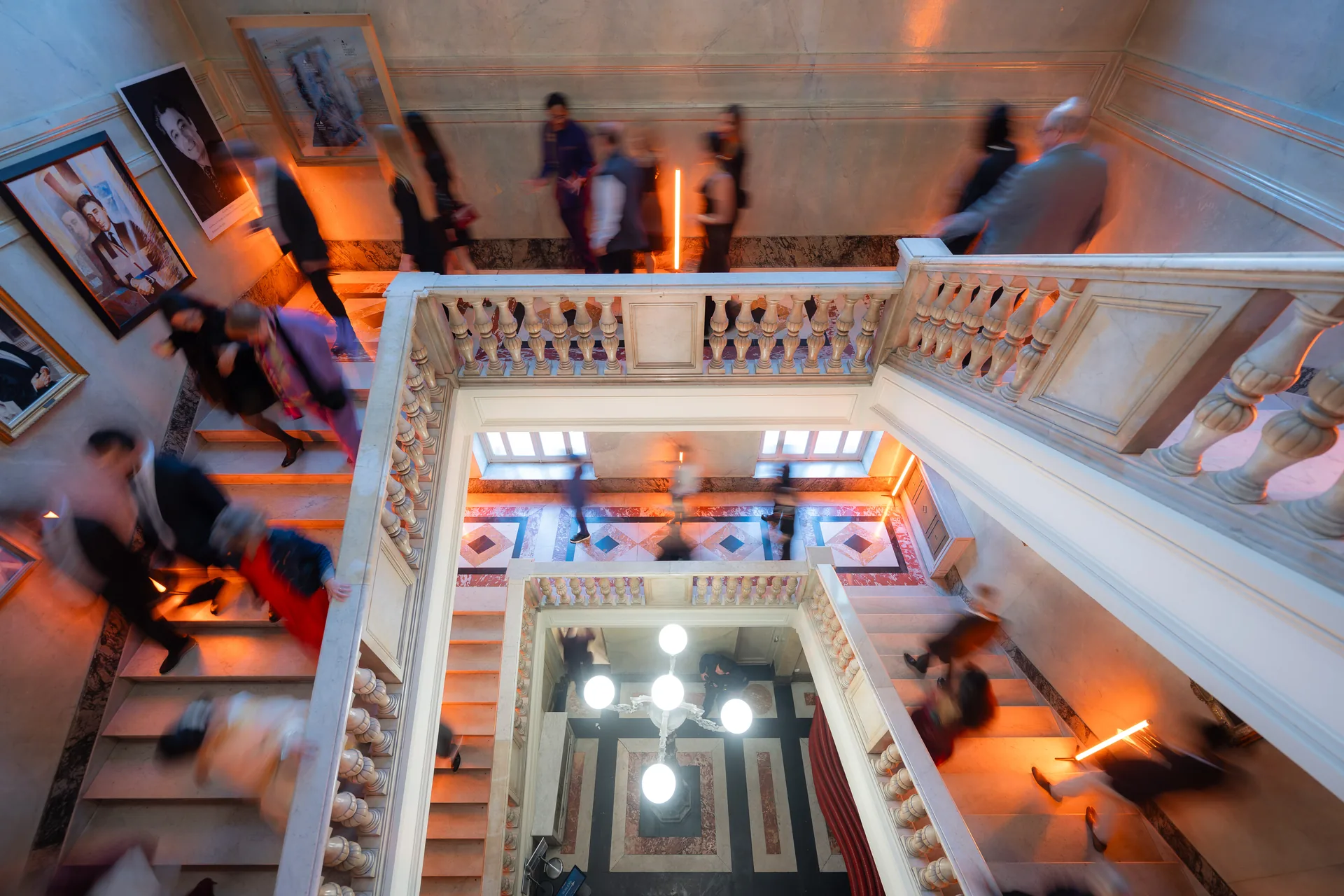 Vue plongeante escalier monumental lors d'un congres