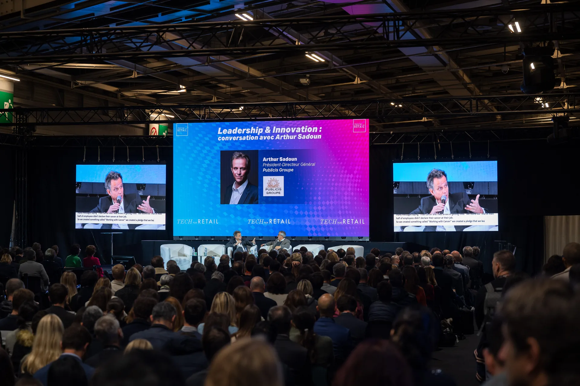 Session pleniere avec ecrans LED et public