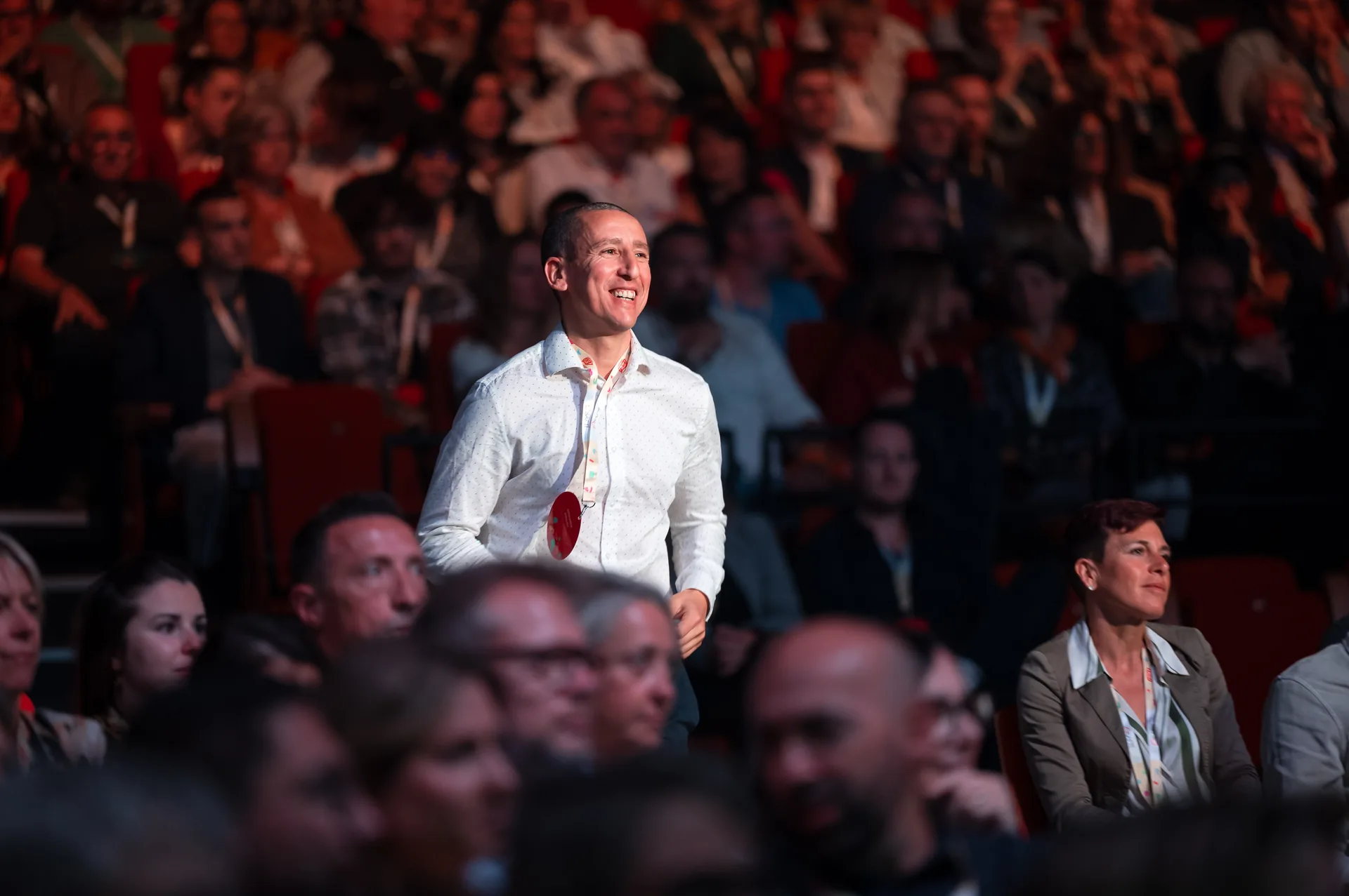 Public d'un congr&egrave;s vu depuis la sc&egrave;ne