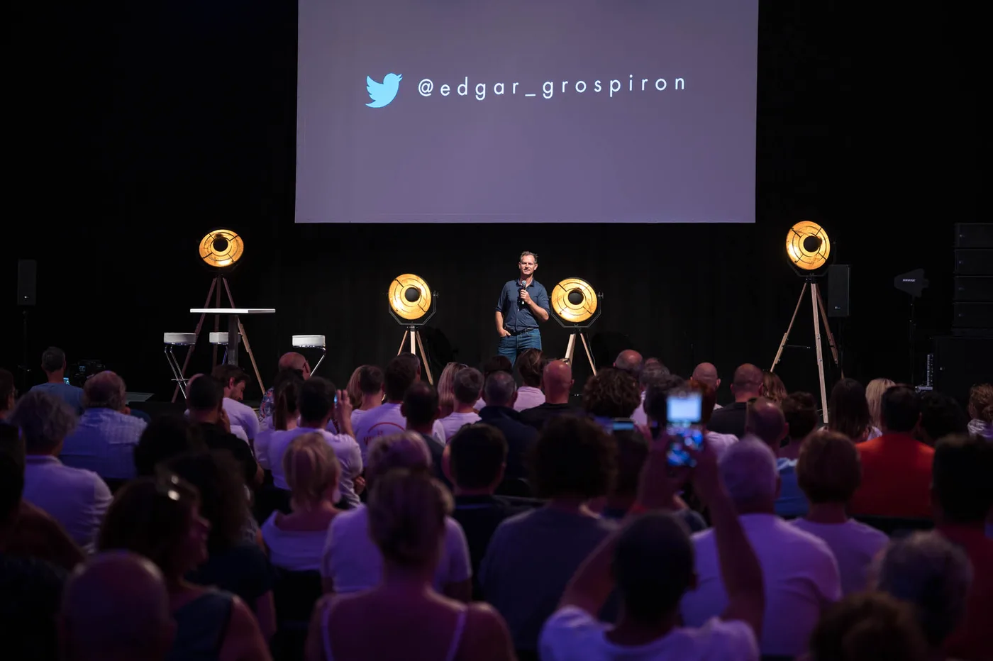 Edgar Grospiron en conf&eacute;rence, sc&eacute;nographie premium avec lampes vintage trepieds