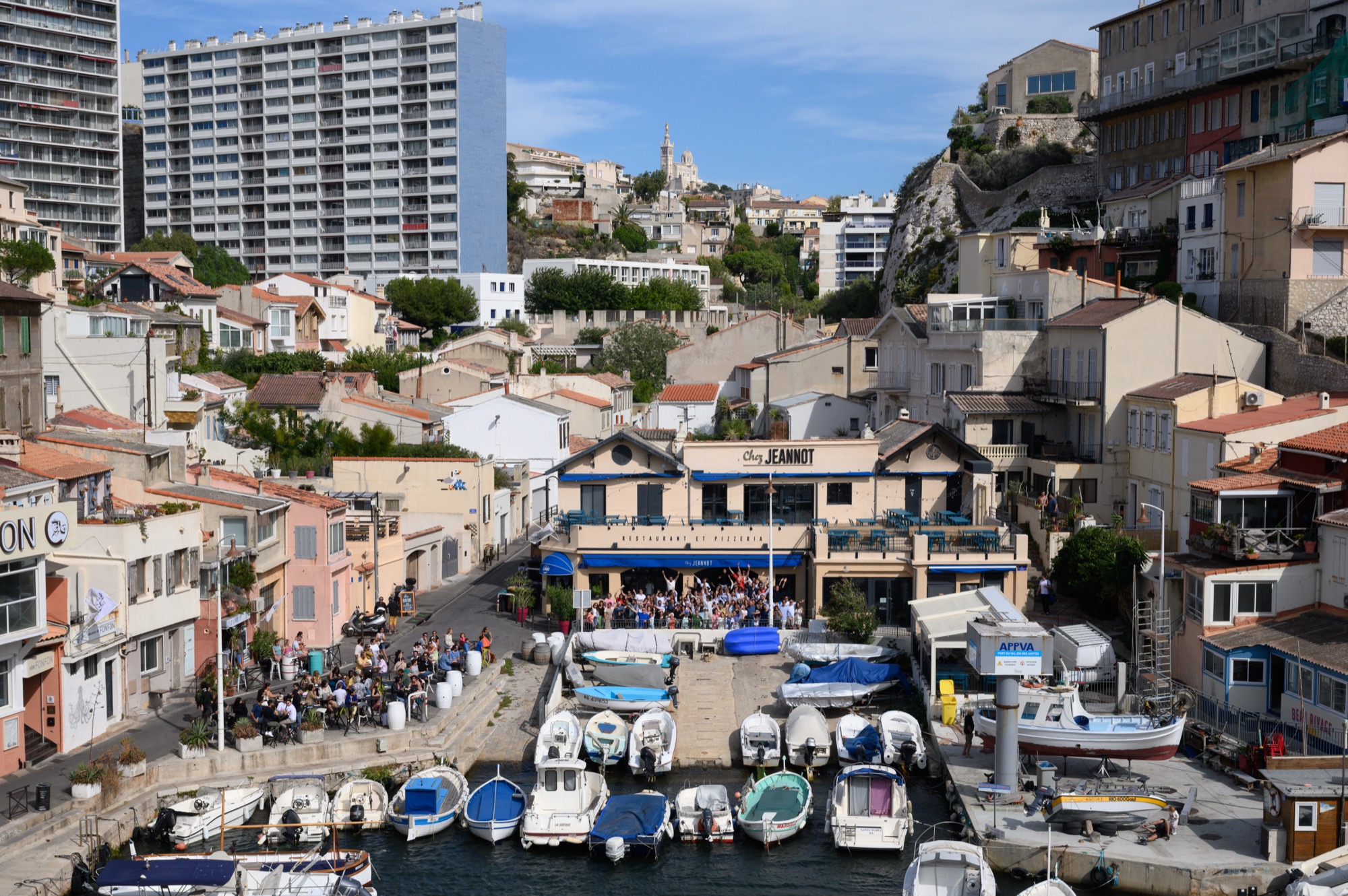 Vue panoramique du Vieux-Port de Marseille et Notre-Dame de la Garde