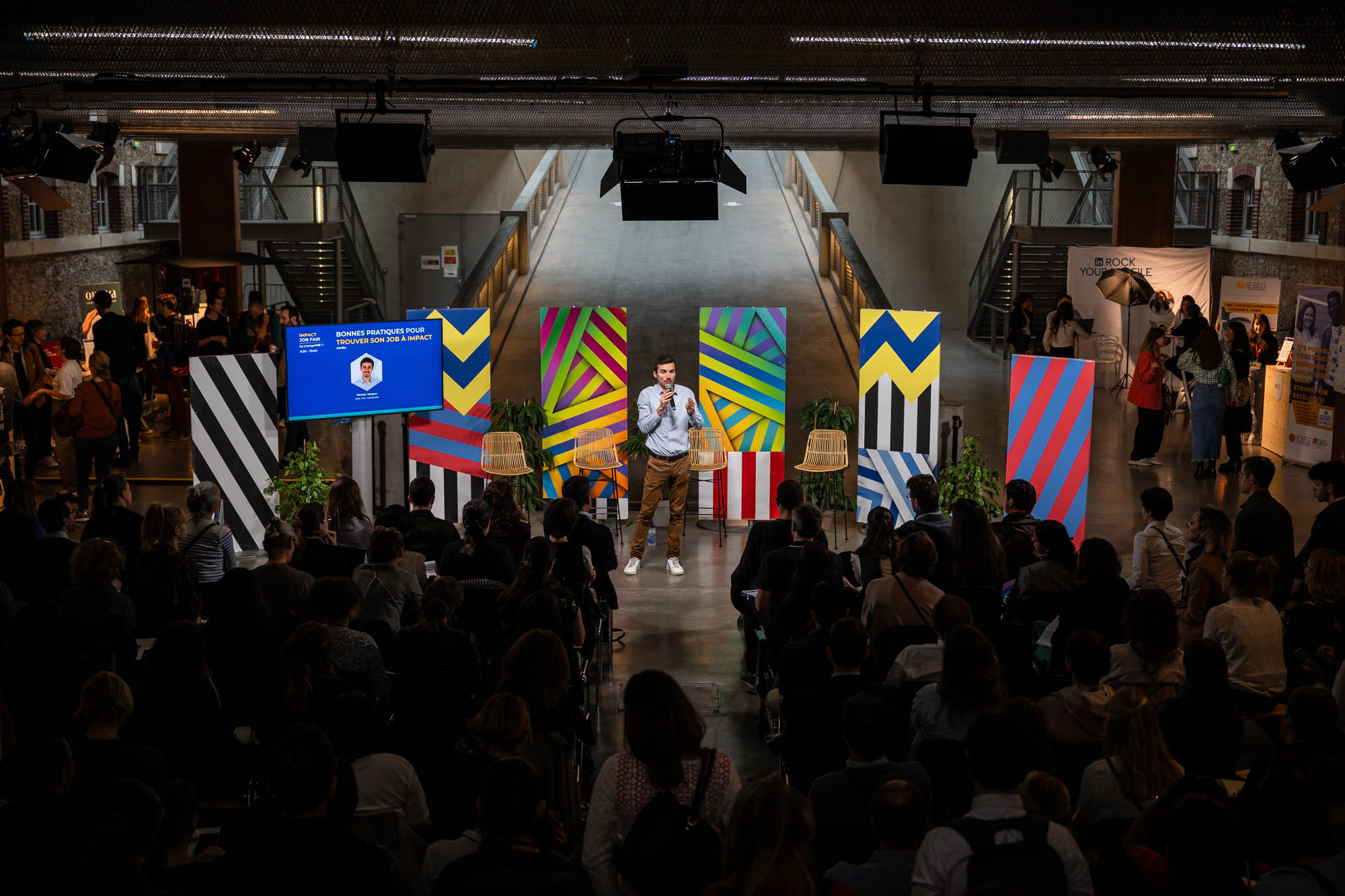 Impact Job Fair &mdash; sc&egrave;ne color&eacute;e et public
