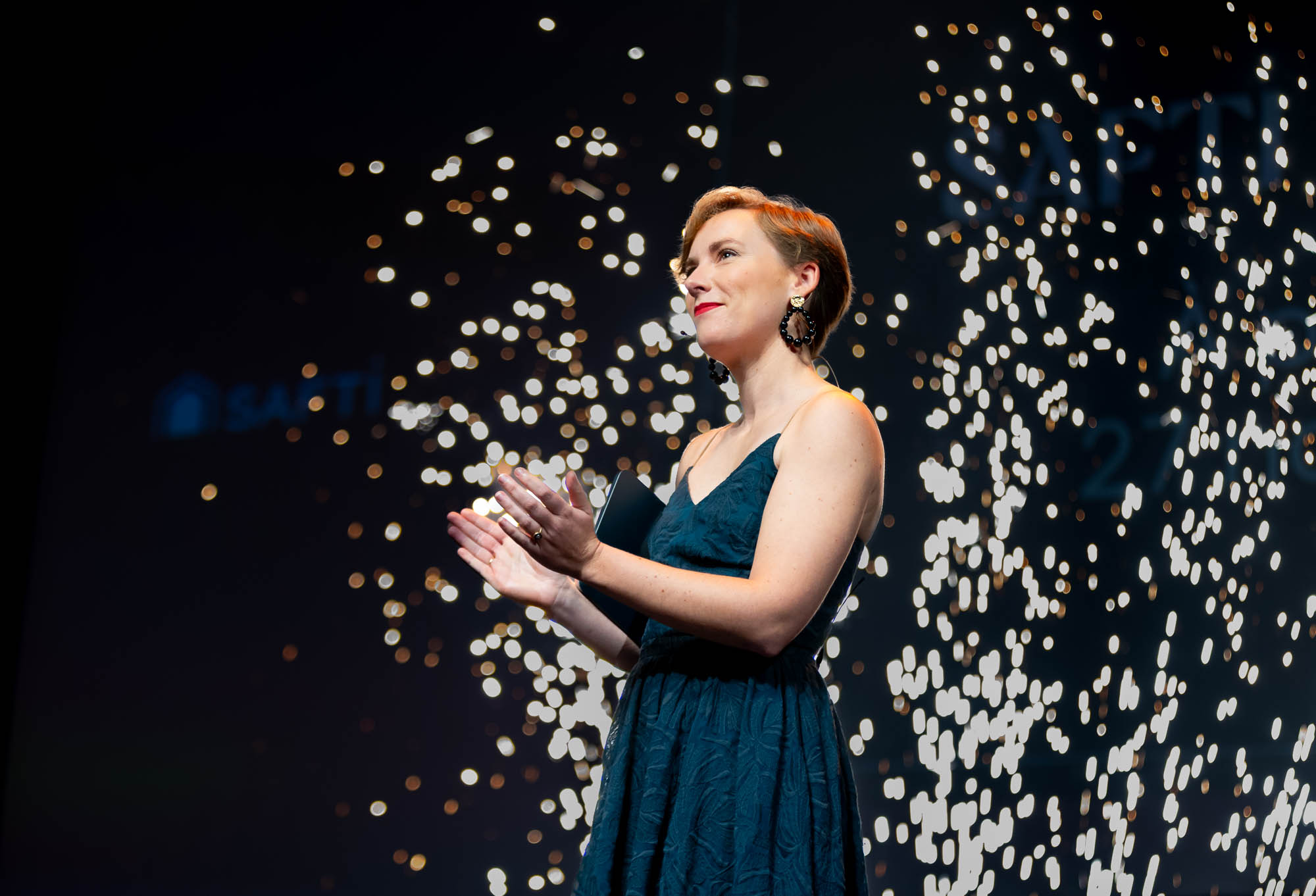 Portrait de speaker sur sc&egrave;ne lors d'une convention SAFTI