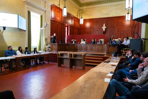 Salle du tribunal lors du faux proc&egrave;s du Papet