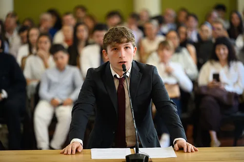 Plaideur &agrave; la barre lors du faux proc&egrave;s du Papet